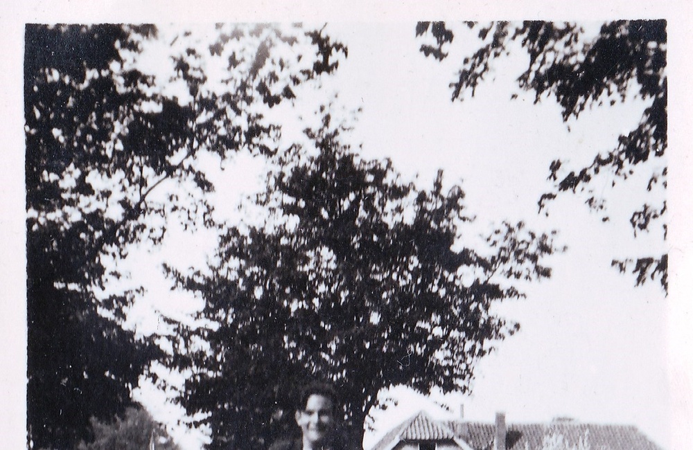 Bezorger op de bakfiets onderwg in dienst van Van der Bijl - 1949
