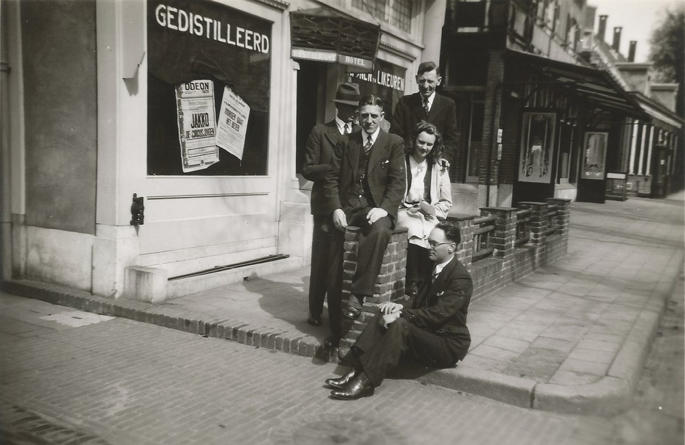 Dochter Mary Sevenstern met kantoorpersoneel - 1942