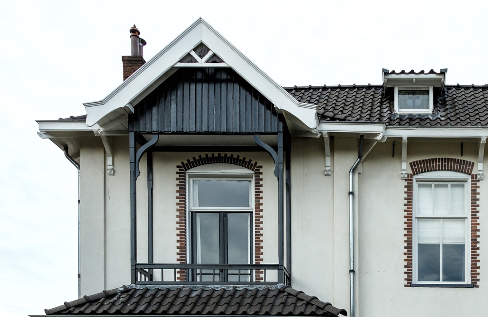 Erker met bovenliggend balkon en houten topgevel - 2016