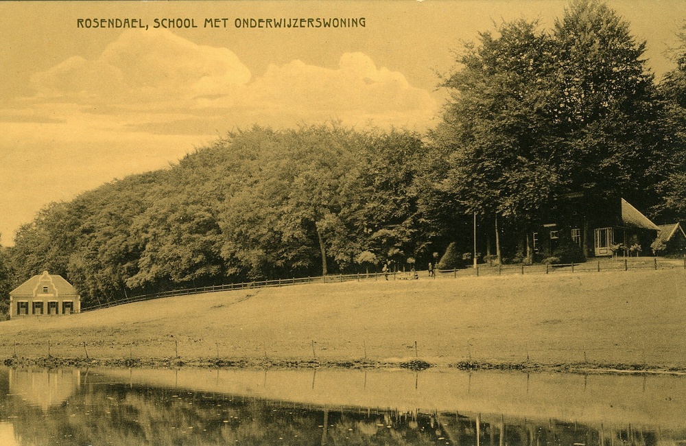 Rechts Heuveloord met links de Dorpsschool 1946