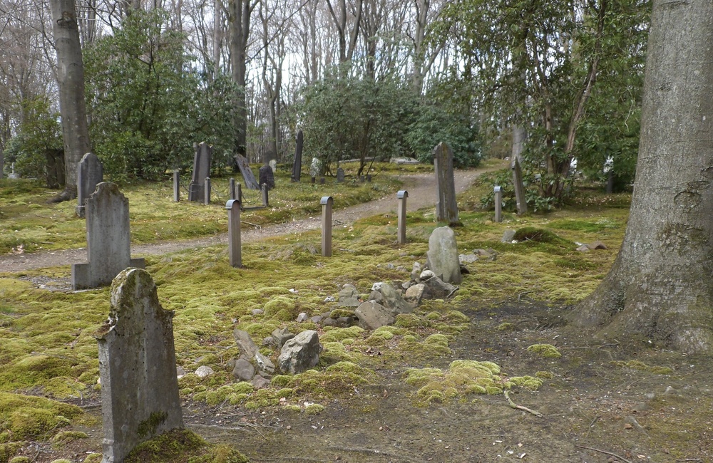 Op de voorgrond kindergraven