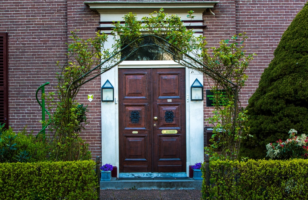 Voordeur met witgepleisterde pilasters met kapitelen - 2016