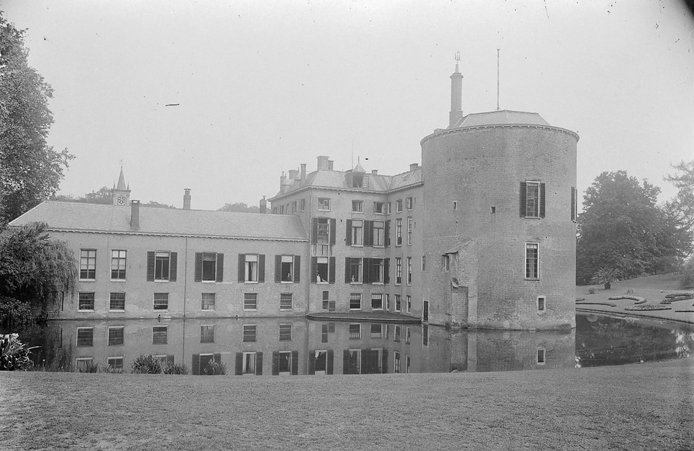 Kasteel Rosendael: Achtergevel en forse ronde toren