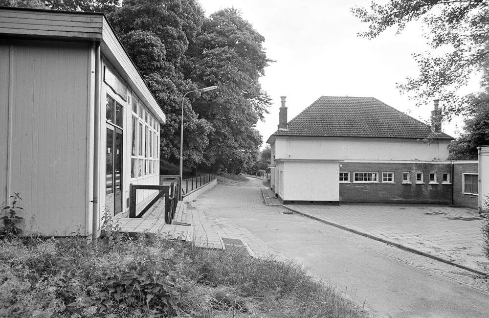 Achterzijde dorpsschool en noodgebouwen ca 1970