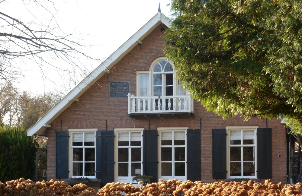 Voorgevel met gedenksteen De Genestet