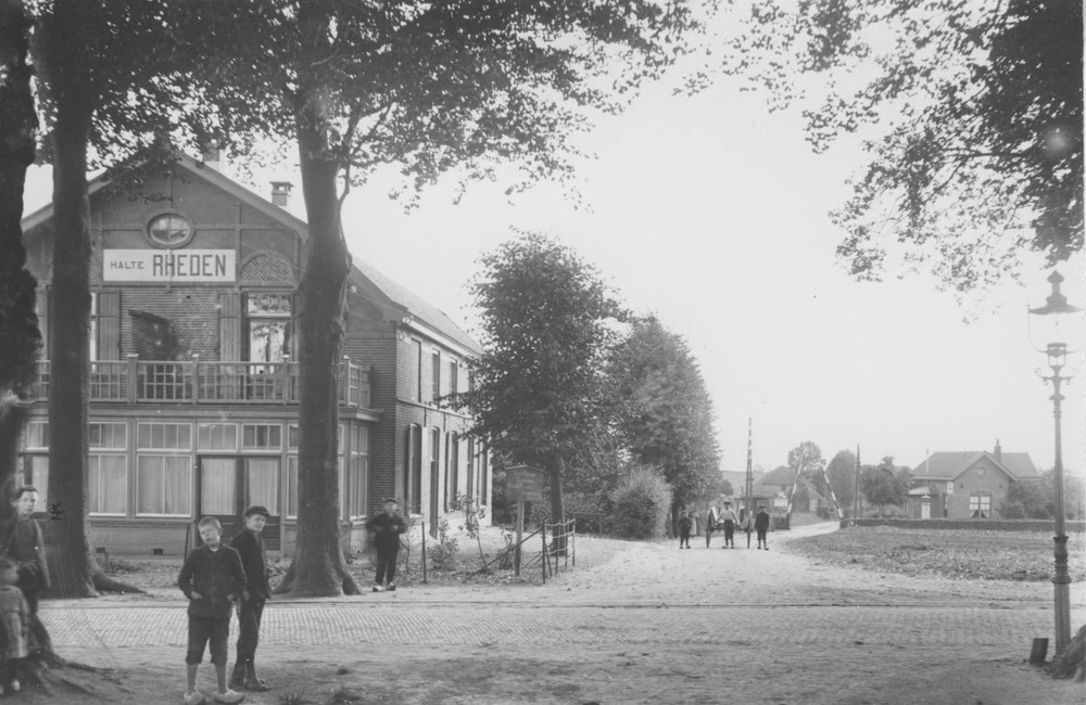 Halte Rheden (later genoemd Halte Strijland) van de stoomtram - 1890/1920