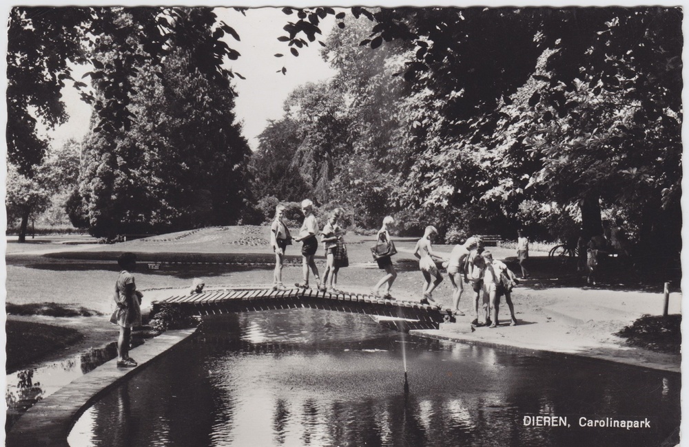 Carolinapark met vijver en spelende kinderen - 1964