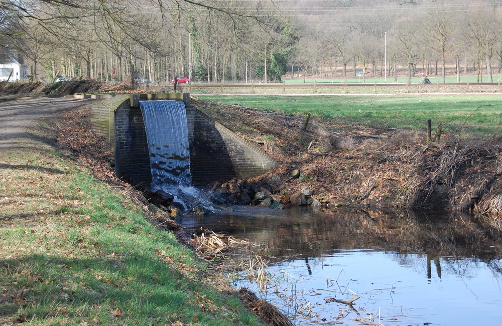 Cascade ten noorden van het kasteel