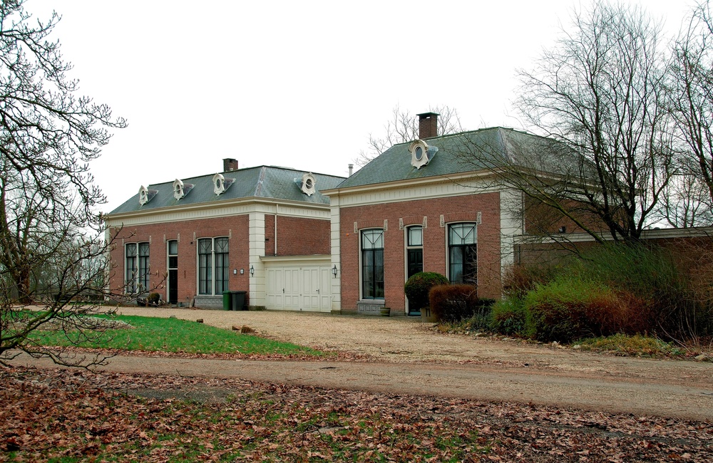 Oranjerie (links) en Pasteuringshuis (rechts)