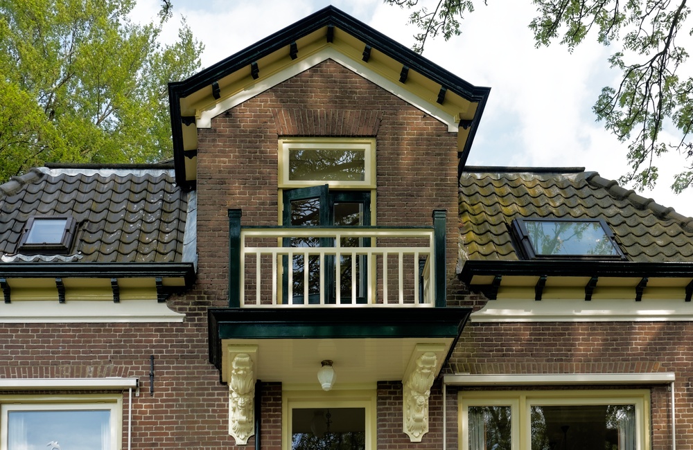 Detail met balkon met sierlijke steunen - 2016