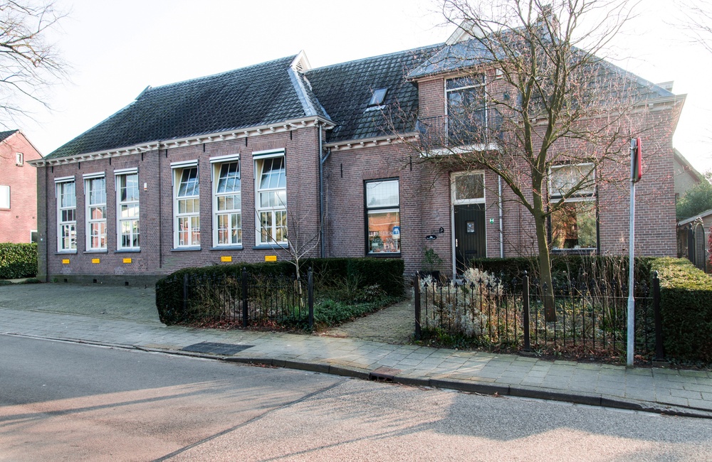 School met een aangebouwde schoolmeesterswoning - 2016