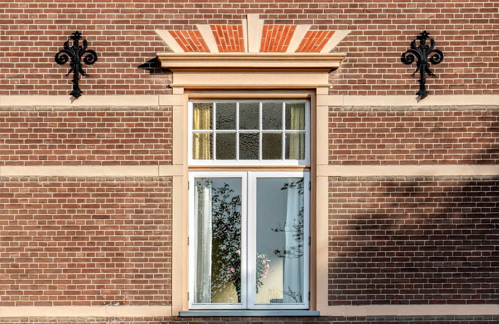 Detail raam, versierd met segmentbogen en sluitsteen - 2016