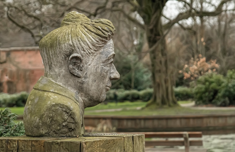 Borstbeeld Mevrouw Viëtor in het Carolinapark - 2016
