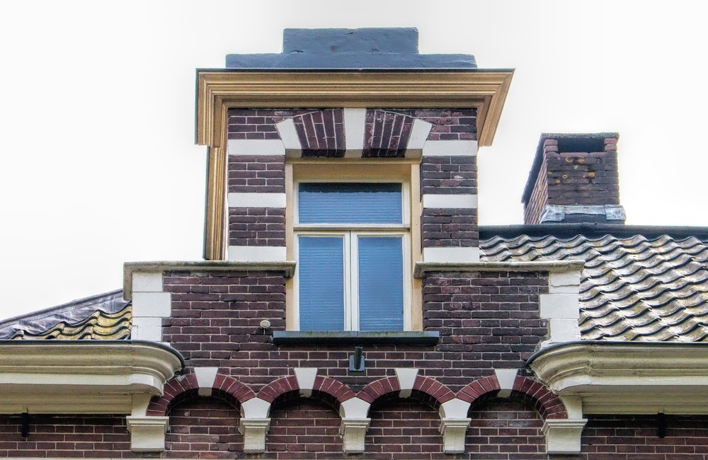 Detail dakkapel met daaronder fries van vier bogen - 2016