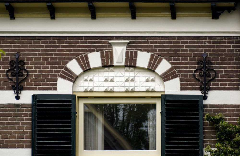 Detail raam met bogen met gestileerde diamantkoppen - 2016