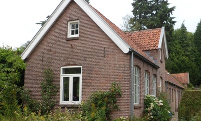 Bedrijfsgebouw met kleermakerij