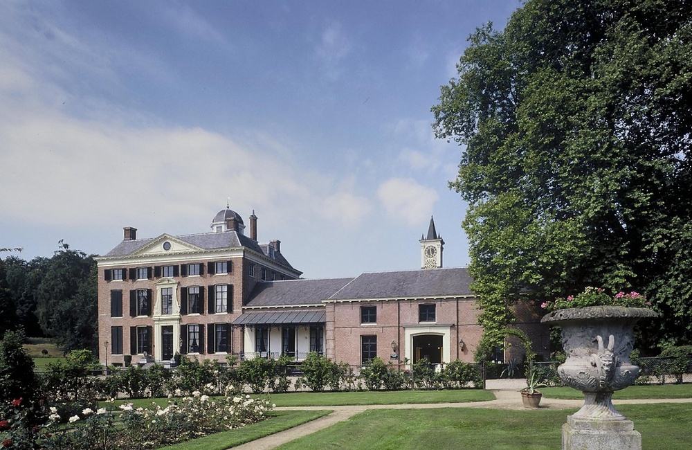 Overzicht van de oostgevel en rozentuin (2000)