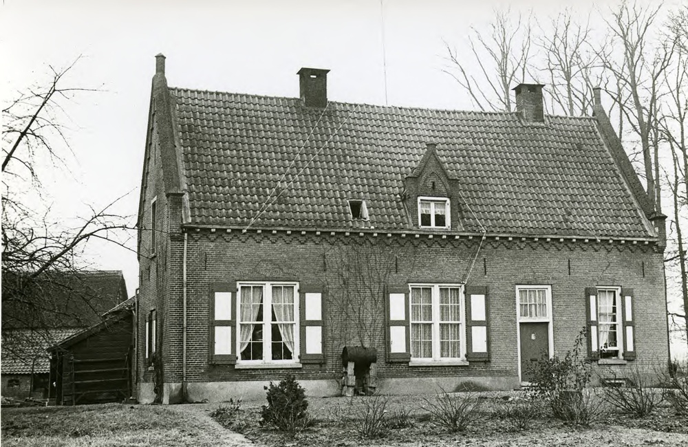 De Eikenstraat met boerderij Borgh Keppel - 1960