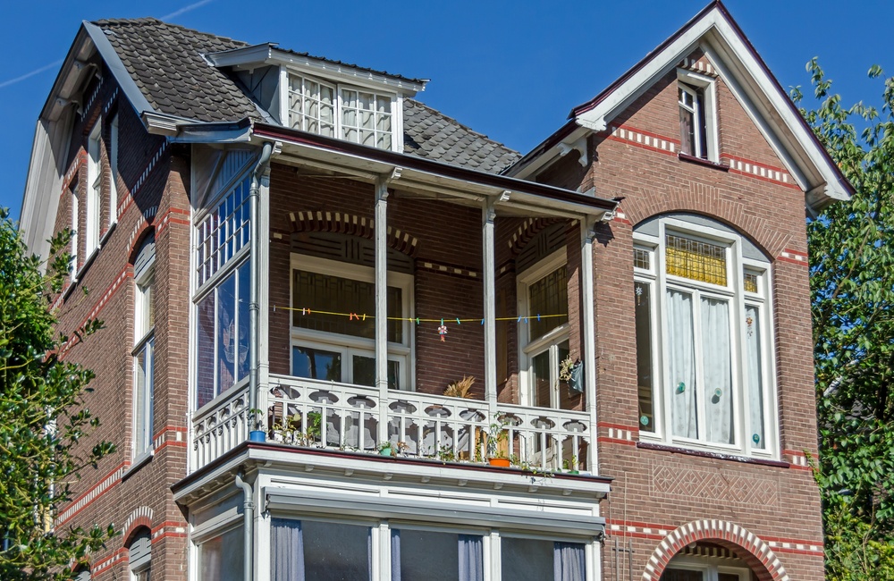 Detail voorgevel en linkerzijgevel met serre en balkon - 2016