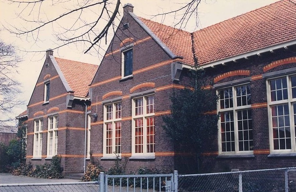 Achterzijde school II