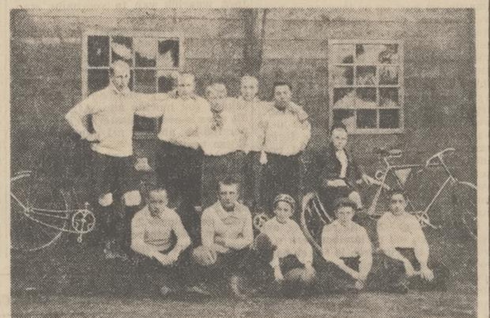 Team van V.V.O. bij de kleedkamer Knollenkamp