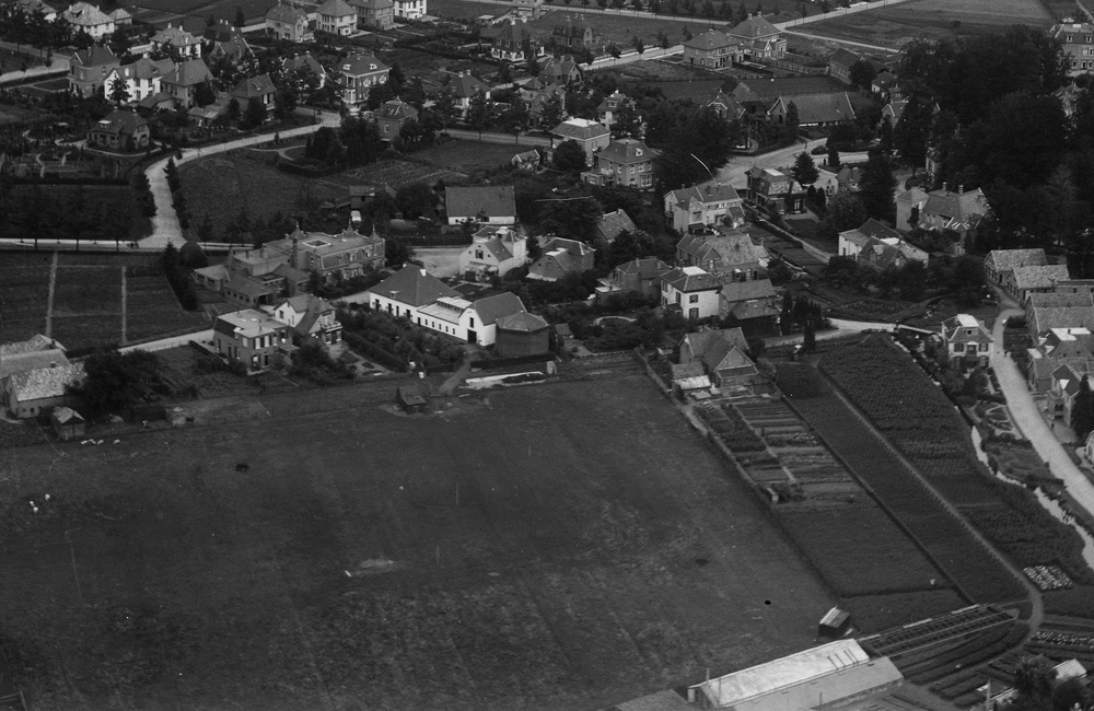 Luchtfoto met middenin de witte Modelhoeve