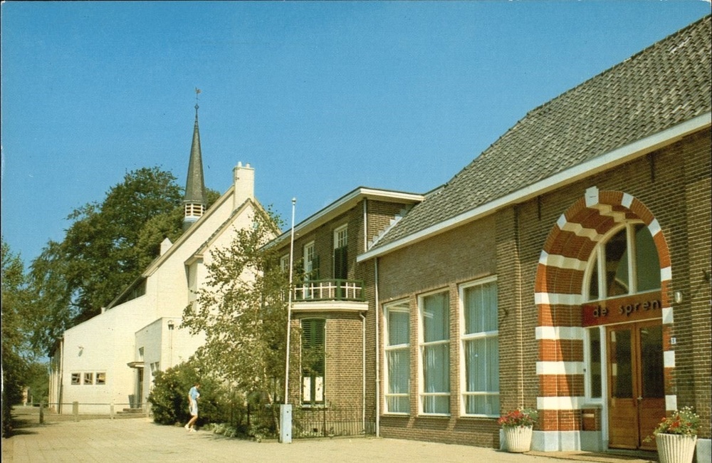Chr. lagere school met links daarnaast het meestershuis en de kerk  - 1975