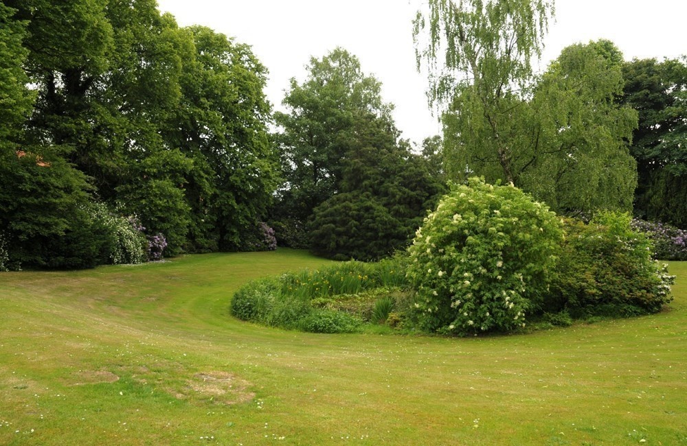 Glooiend terrein met landschappelijke aanleg
