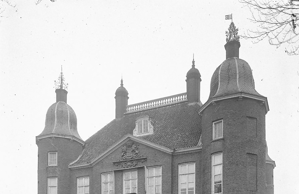 Overzicht voorgevel, toegangsbrug en gracht (1914) Foto: C. Steenbergh