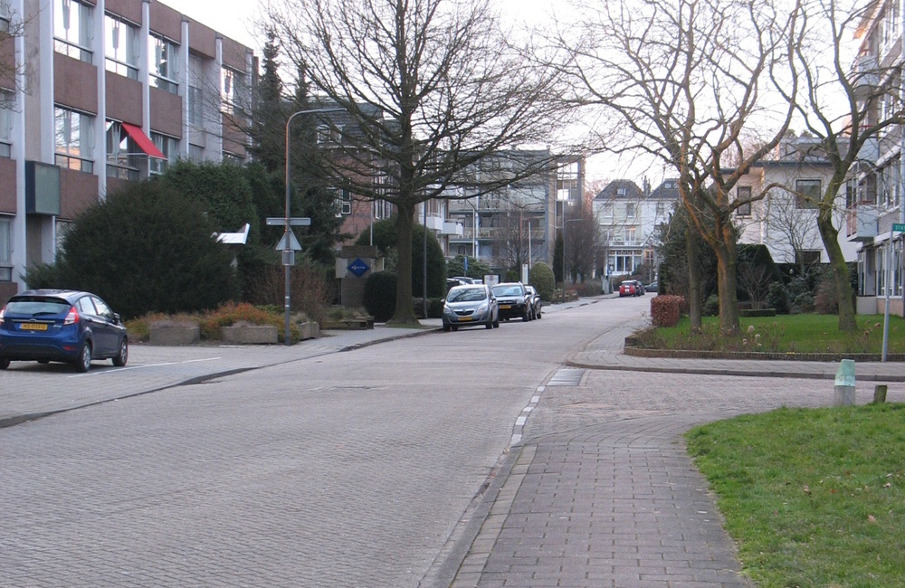 Stationsstraat met flatwoningen - 2016