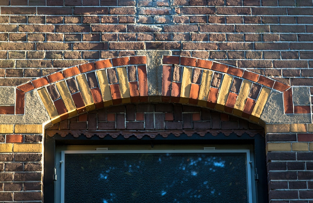 Versierde boogranden boven de vensters - 2016