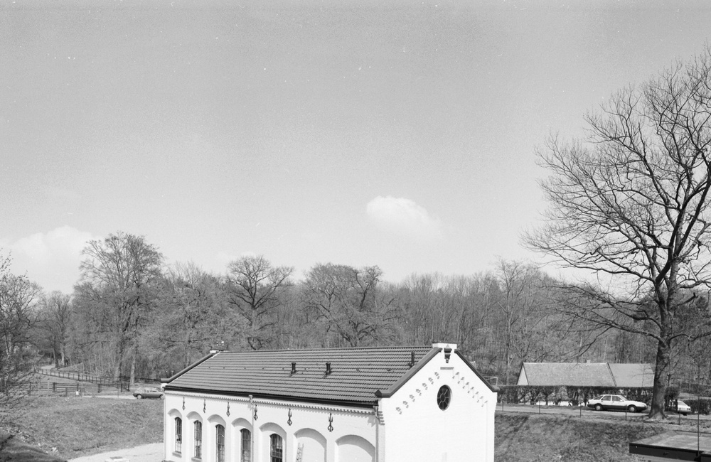 Rechts de achterzijde van pompstation