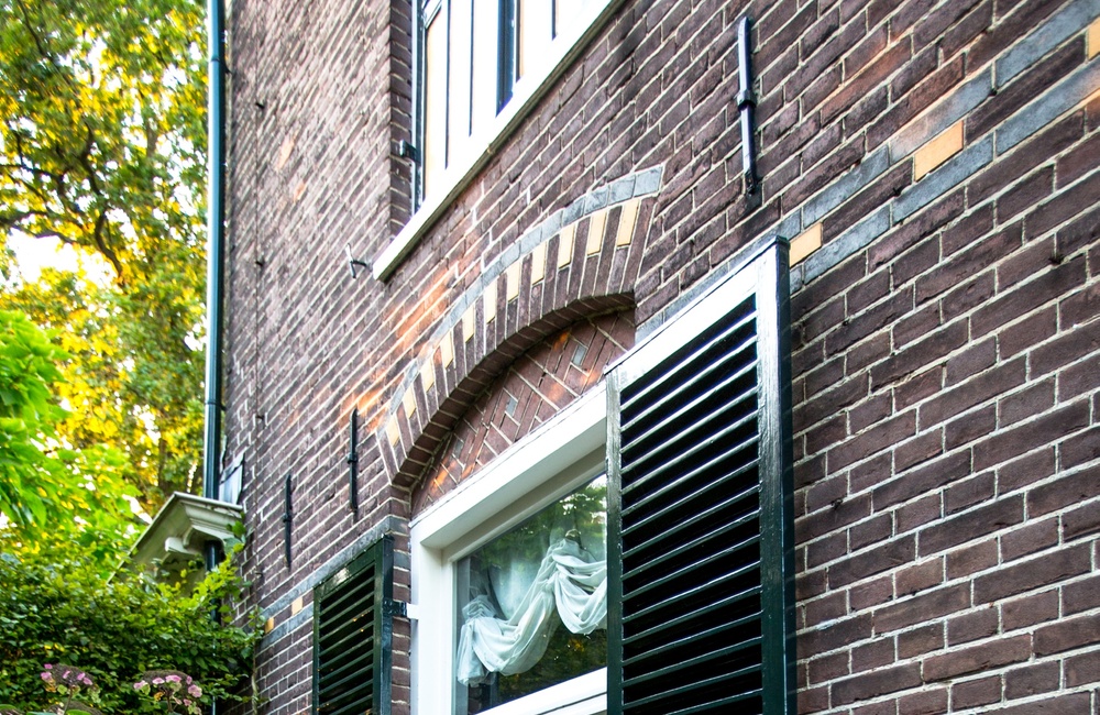 Detail vensters met persiennes - 2016