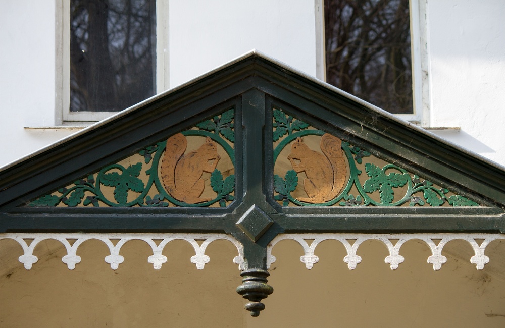 Detail houtsnijwerk voormalig postkantoor en woonhuis - 2016