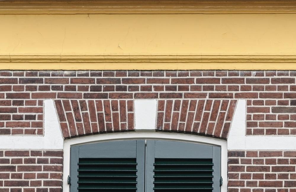 Vensters met gesloten persiennes 2016