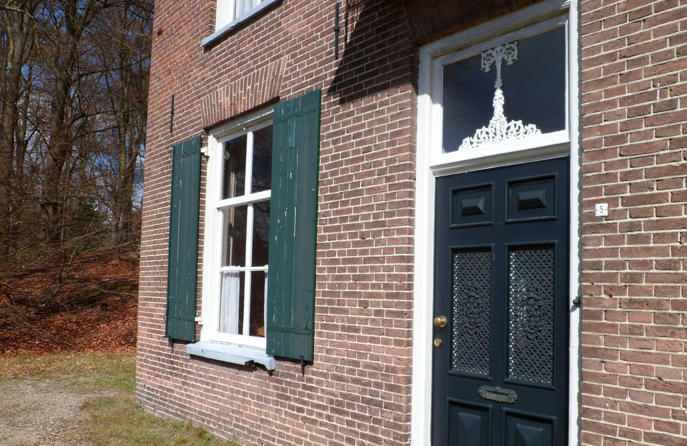 Voorgevel Heuveloord met levensboom in ruit