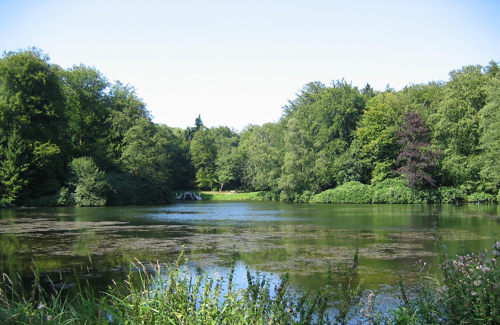 Vijver met in de verte de waterval met de twee stroomgoden (2009)