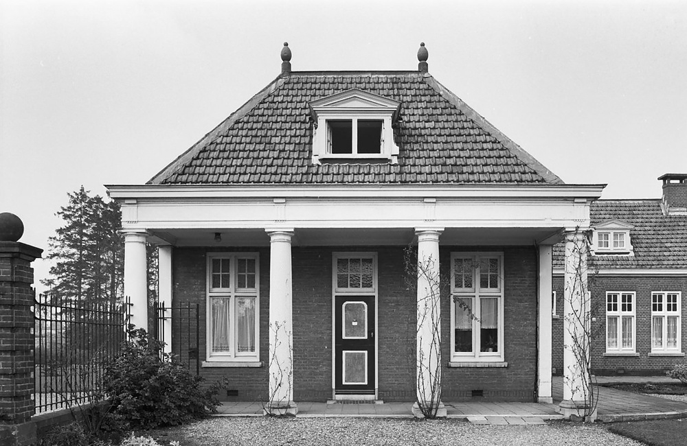 Voorgevel Schweer bey der Beckestichting, Harderwijkerweg 66-136 (1974)