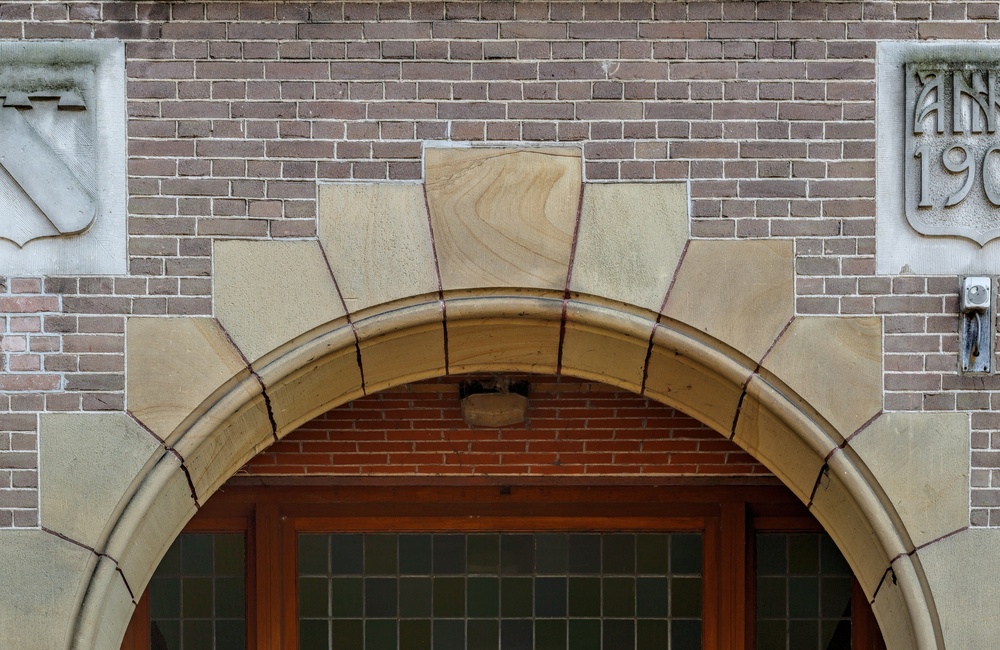 Detail wapenschild en bouwjaar samen Gemeentehuis 2 - 2016