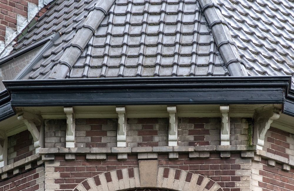 Detail venster met versieringen van baksteen - 2016