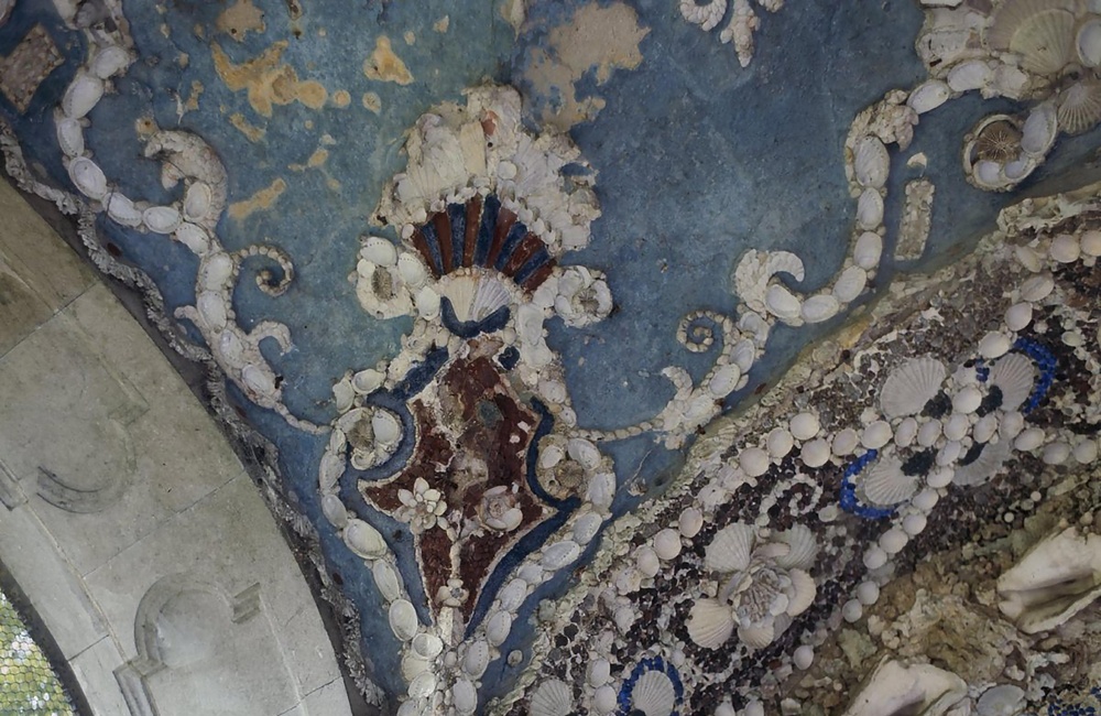 Detail van het plafond van de schelpengalerij in het park