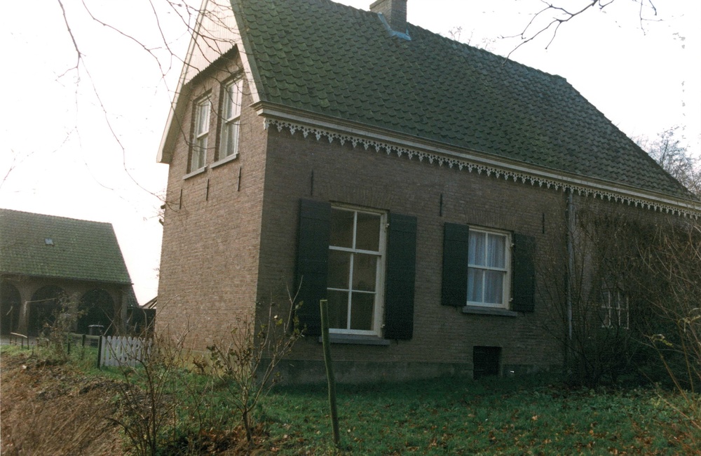 Koetshuis/woning, daarachter de schuur