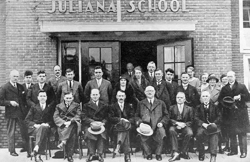 Bestuur en genodigden bij de opening van de Julianaschool - 1932