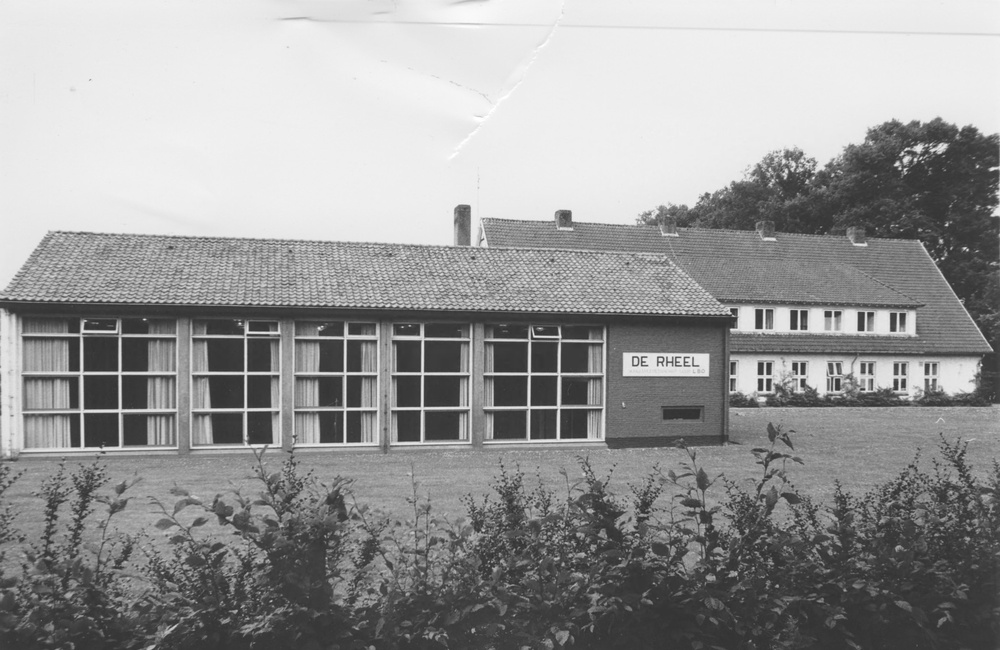 De Eikenstraat met huishoudschool de Rheel - 1960