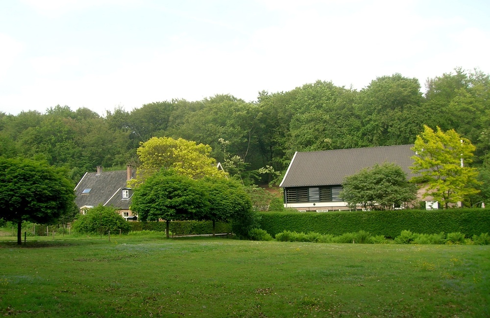 Rechts de vroegere leerlooierij