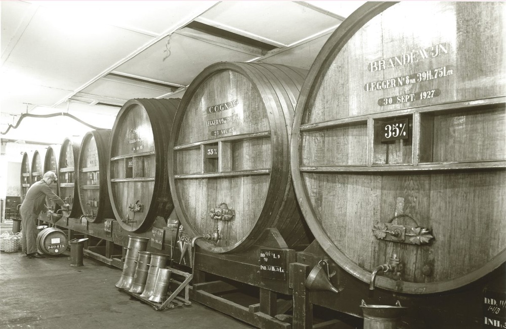 Sevenstern, ketels en leggers van zo"n 4000 liter - 1955