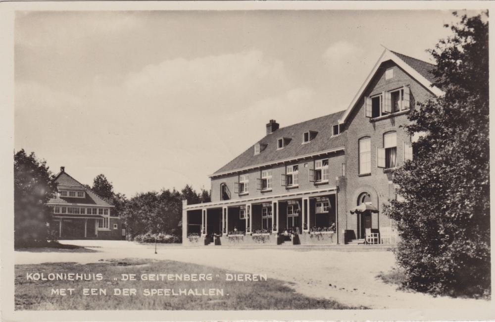Koloniehuis De Geitenberg met een der speelhallen - 1937
