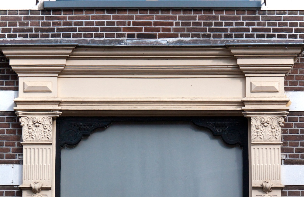 Detail raam in neorenaissancestijl gekoppelde woonhuizen Hogestraat - 2016