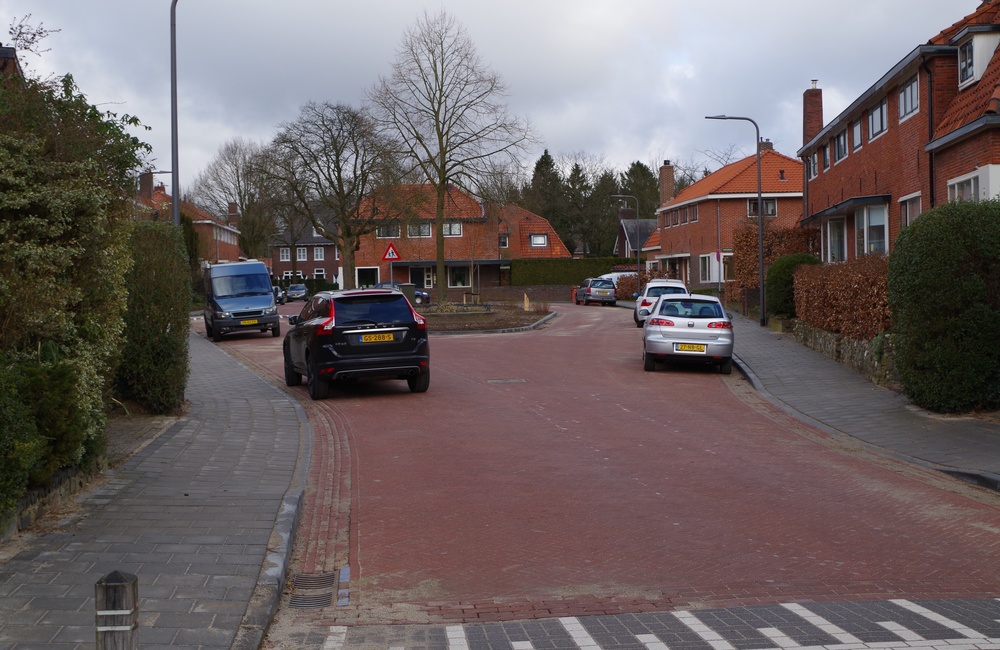 Egmondstraat met in het midden het plantsoentje