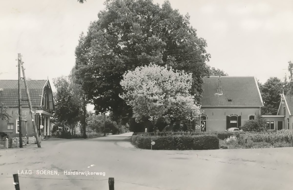 Links de benzinepomp van Blankenspoor